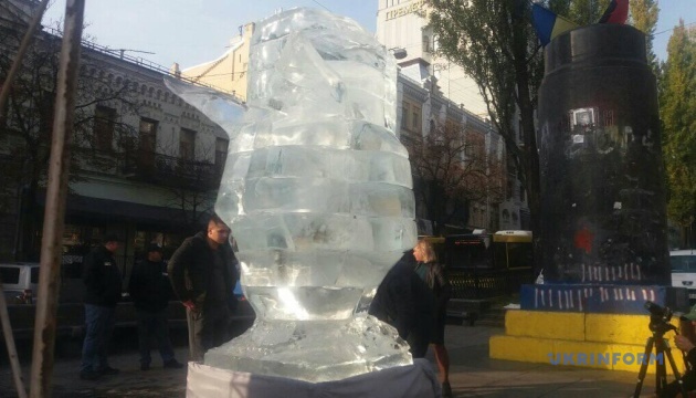 У центрі Києва встановили льодову скульптуру