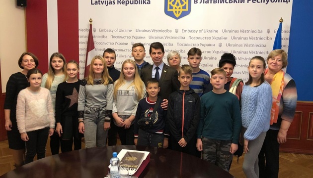 Діти воїнів АТО/ООС з Чернігівщини завітали до Посольства України в Латвії