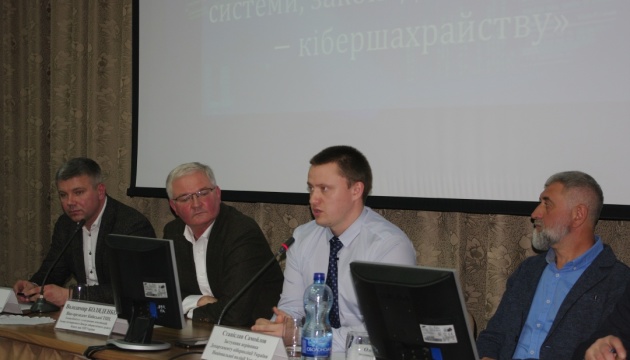 В Україні збільшать штат спецагентів для протидії кібершахрайству