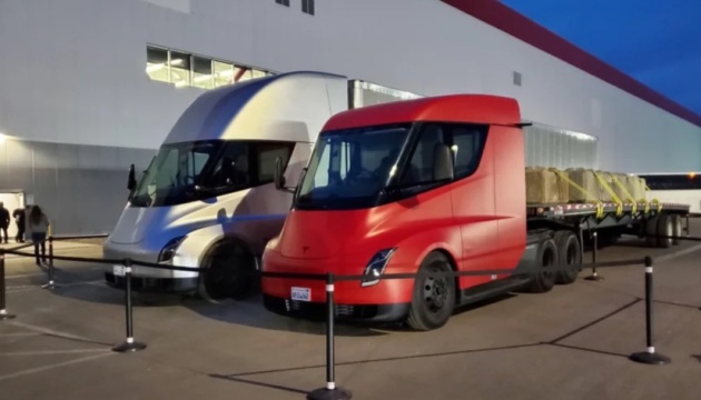 Електровантажівка Tesla Semi — на підході: у Маска анонсували випуск