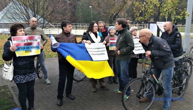 У Ризі під посольством РФ вимагали визволення українських політв’язнів