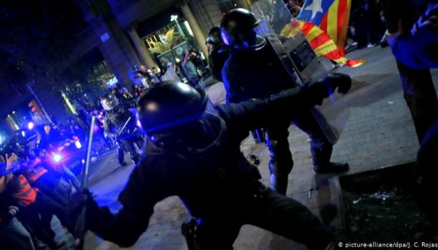У Барселоні під час протестів у сутичках з поліцією постраждали шестеро осіб