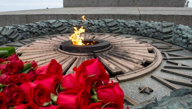 Selenskyj und Rasumkow gedenken Opfer des Zweiten Weltkrieges in Park des Ewigen Ruhmes