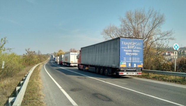 Na wyjeździe z Ukrainy na słowackiej granicy kolejka ma ponad 10 km
