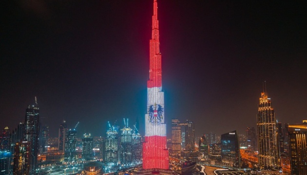 Найвища будівля світу засвітилася барвами австрійського прапора