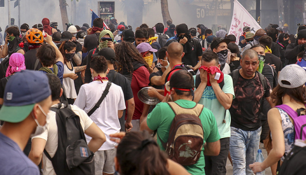 У Чилі тривають протести попри обіцянки нової конституції