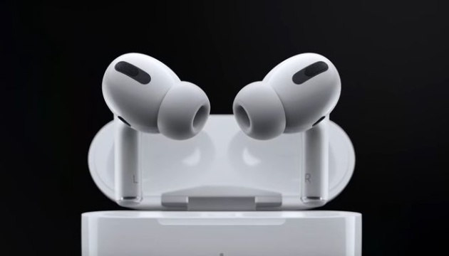 Бездротова зарядка і шумозаглушення: Apple показала нові навушники AirPods Pro