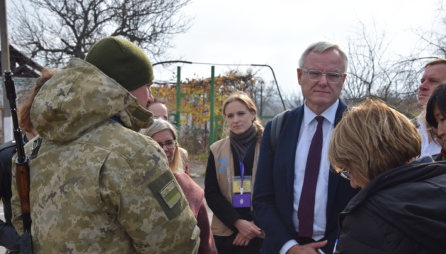 Representatives of UN mission from 11 countries visit Hnutove checkpoint