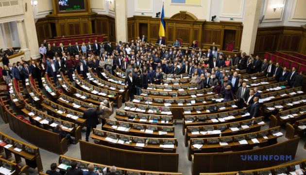 Вся фракція “Слуги народу” вийшла до трибуни Ради через заяву Федини