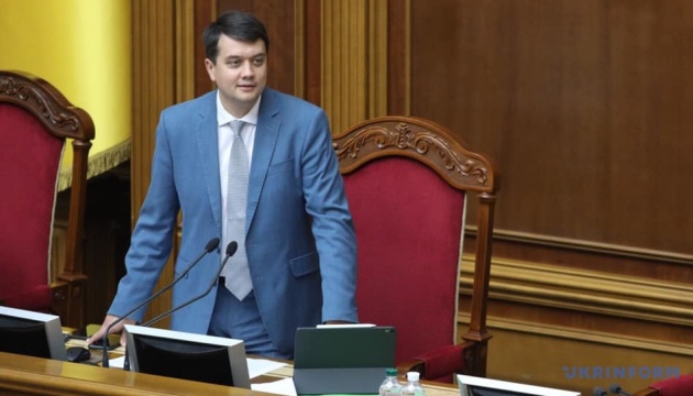 Разумков відкрив ранкову Раду, в залі - 300 депутатів