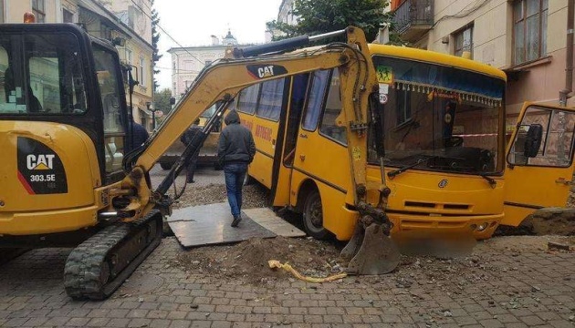 У Чернівцях шкільний автобус на швидкості влетів у розкопану яму