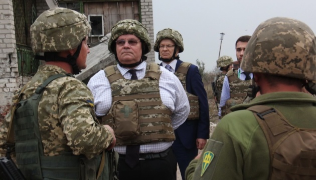 Lithuanian delegation led by Linkevicius meets with Ukrainian military in Mariupol