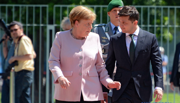Zełenski i Merkel odbyli rozmowę telefoniczną

