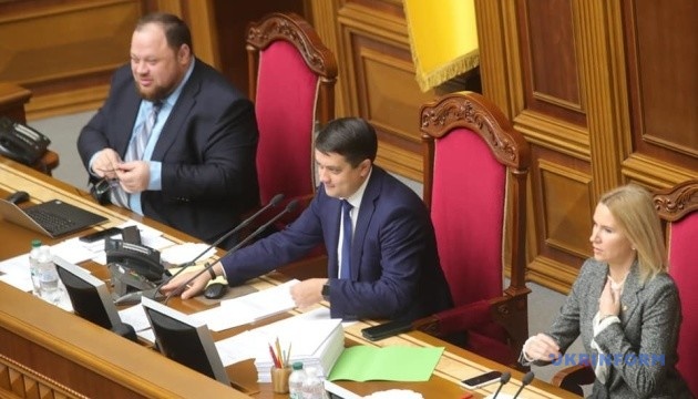 Разумков відкрив ранкову Раду, у залі — 394 депутати