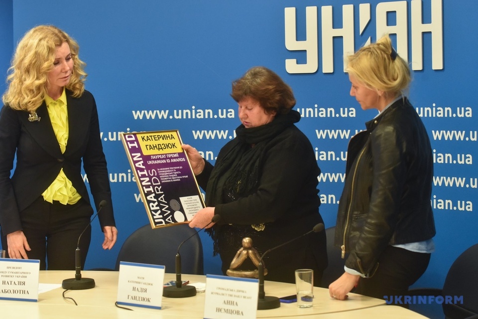 В годовщину смерти херсонки Гандзюк ее матери передали награду Ukrainian ID