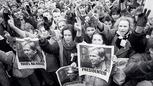 Доклад: “Оксамитова революція” в Чехословаччині