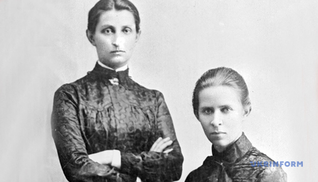 Ольга Кобилянська (ліворуч) і Леся Українка, фото 1901 року