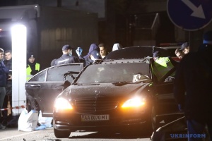 Sprengsatz in Auto geworfen: Fahrer tot, zwei Passagiere verletzt