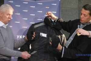 Sushchenko hands over prison robe, letters, paintings to museum