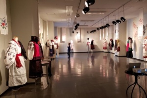 Ropa nacional ucraniana presentada en un exposición en Japón