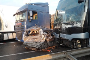 Glatteis: 10 Autos und ein Bus stießen auf Autostraße Kyjiw – Odesa zusammen