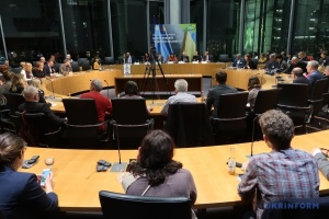Selenskyj kann sich in Paris einer gegen drei erweisen - Experten