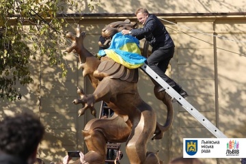 Найбільшого лева одягнули у національний прапор — Львів відзначає 101 річницю ЗУНР