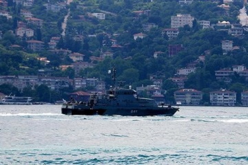 Три військові кораблі РФ пройшли в Чорне море через Босфор