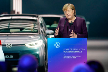 Меркель відвідала завод Volkswagen і розповіла про плани щодо електрокарів