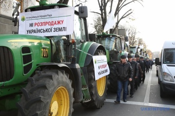 Під Радою - два “земельні” мітинги, фермери пригнали трактори