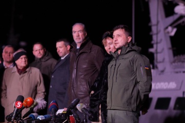 Зеленський зустрів повернуті Україні кораблі в порту Очакова