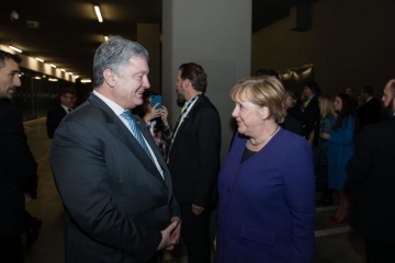 Порошенко зустрівся з Меркель у Парижі