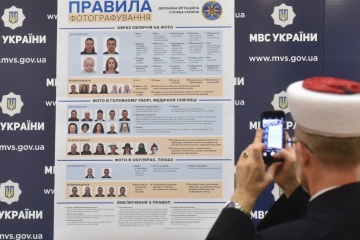 В Україні дозволили фото на паспорт у головному уборі