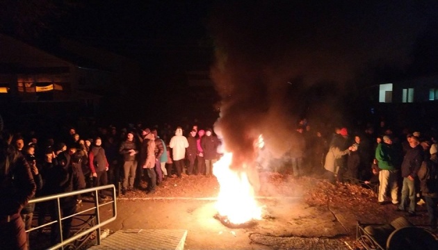 У Прилуках палять шини біля поліції — вимагають розслідувати смерть підлітка