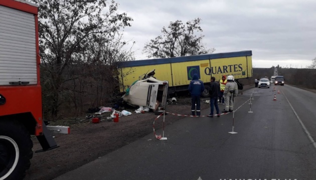 На Миколаївщині легковик влетів у вантажівку, троє загиблих