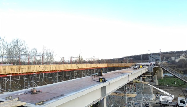 У Станиці завершили укладання металоконструкцій мосту