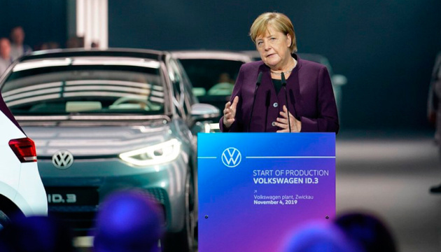 Меркель відвідала завод Volkswagen і розповіла про плани щодо електрокарів
