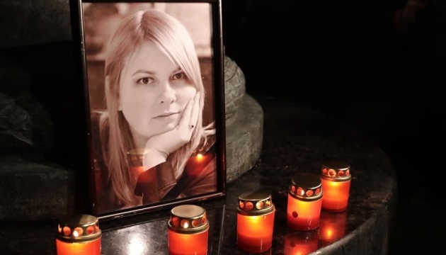 « Une année sans Katya » : les Ukrainiens commémorent la mémoire de Kateryna Handziuk 