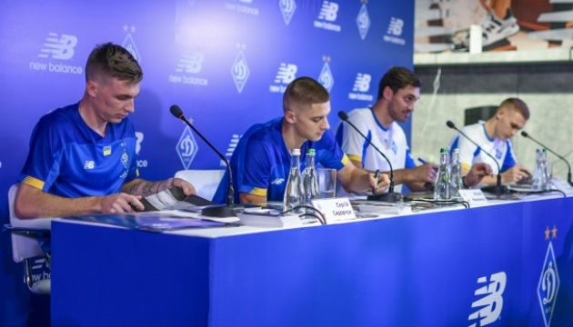 Футболісти “Динамо” у Києві провели зустріч із уболівальниками