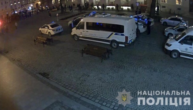 Футбольні фанати влаштували бійку у центрі Львова, постраждали двоє поліцейських Футбольні фанати влаштували бійку у центрі Львова, постраждали двоє поліцейських