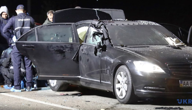 Sprengsatz in Auto geworfen: Fahrer tot, zwei Passagiere verletzt
