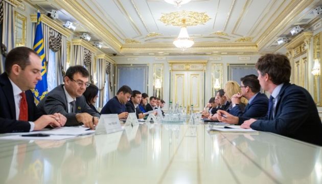 Президент зустрівся з представниками найбільших тютюнових компаній України