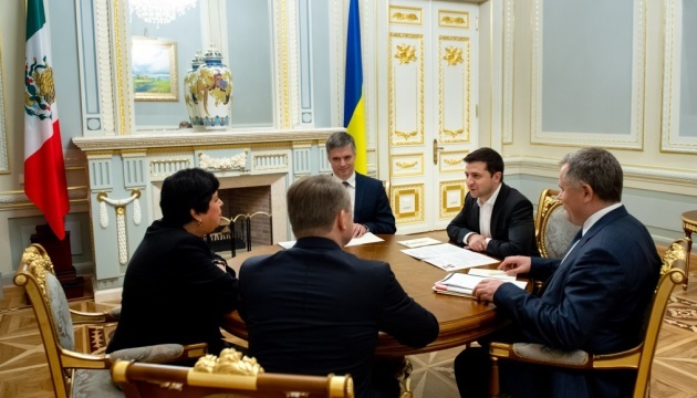 Zelensky receives credentials from ambassadors of four countries