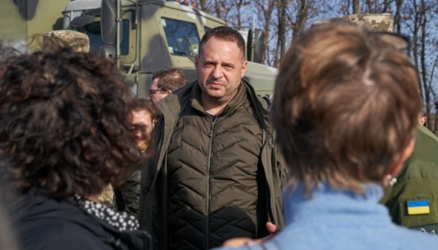 Foreign ambassadors visit disengagement area near Petrivske and Zolote
