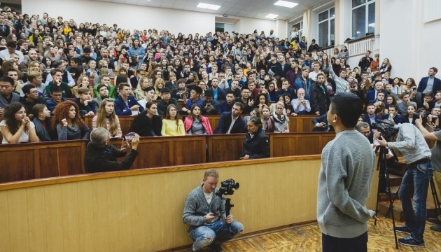 Alibaba founder Jack Ma meets with Kharkiv students 