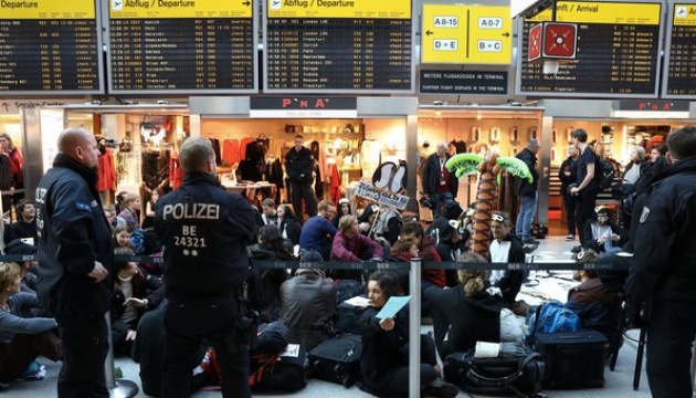 Кліматичні активісти протестували в берлінському аеропорту