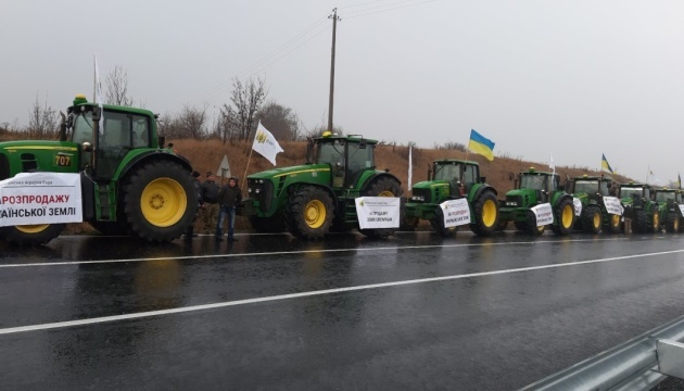 Farmers across Ukraine protesting against introduction of land reform