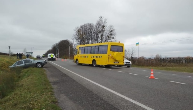 Шкільний автобус потрапив у ДТП на Львівщині, постраждали 10 дітей