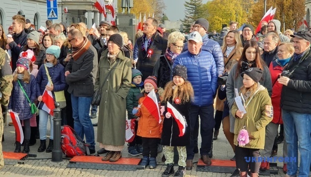 Святкувати День незалежності у Варшаві вийшли тисячі поляків