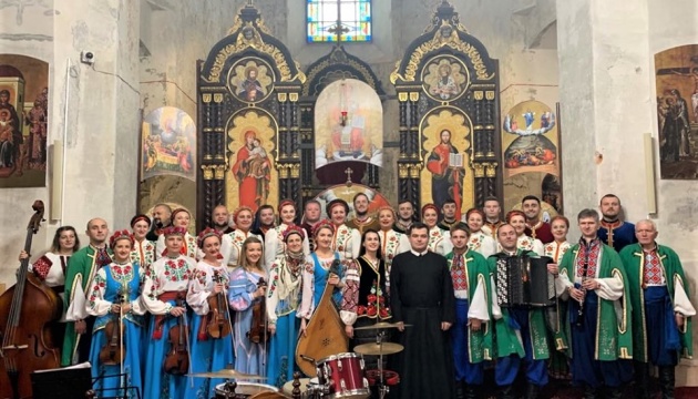 На храмовому празнику Йосафата у Вільнюсі виступив ансамбль “Козаки Поділля”